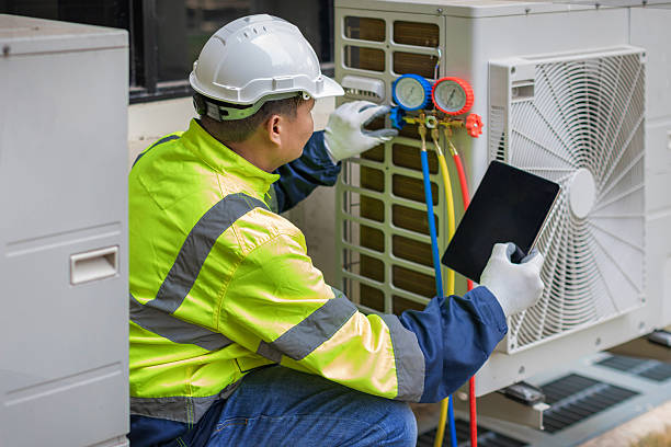 Professional Ac Installation technician working in Del Valle, TX